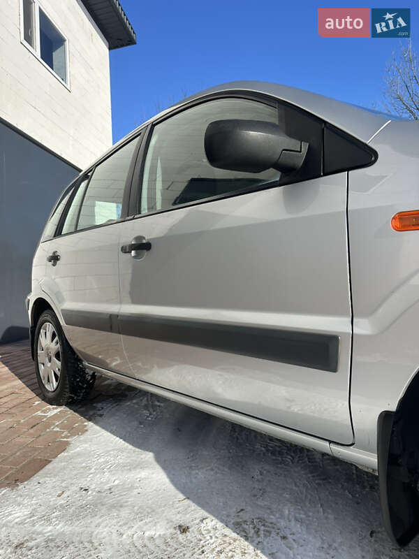 Хэтчбек Ford Fusion 2006 в Хороле