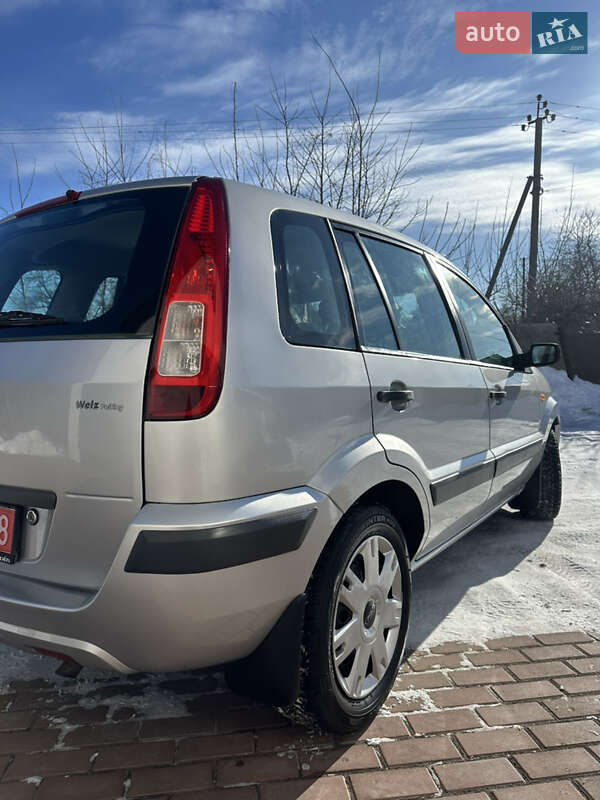 Хэтчбек Ford Fusion 2006 в Хороле