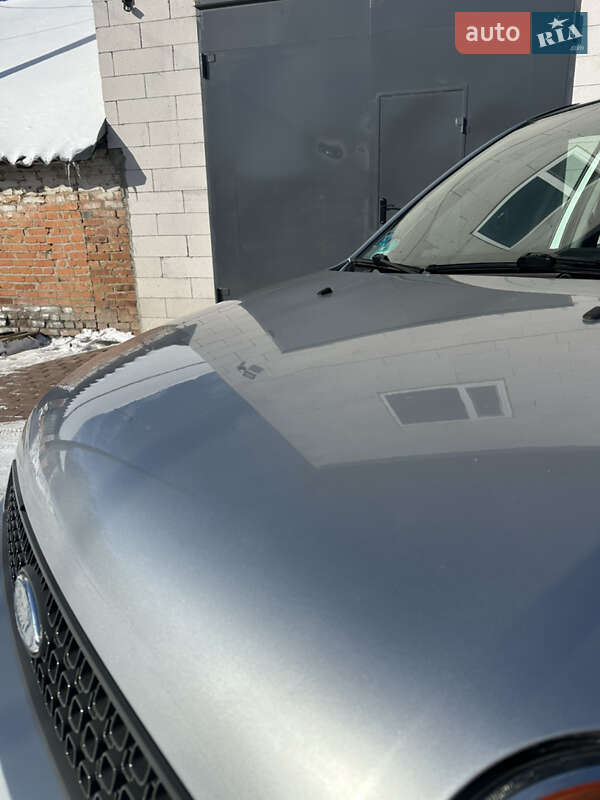 Хэтчбек Ford Fusion 2006 в Хороле