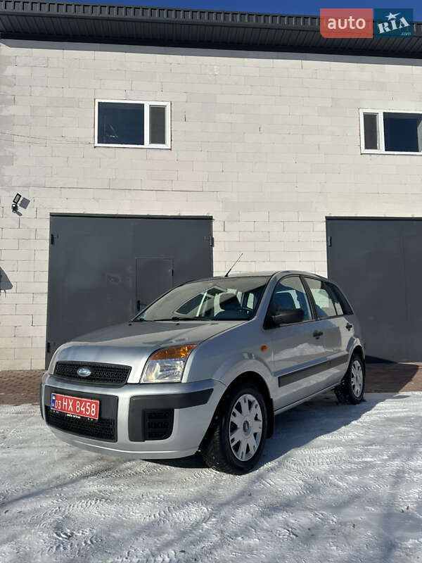 Хэтчбек Ford Fusion 2006 в Хороле