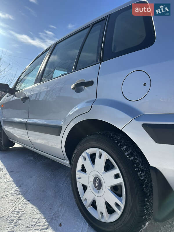 Хэтчбек Ford Fusion 2006 в Хороле