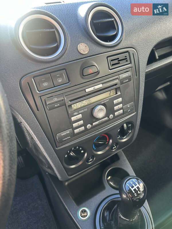 Хэтчбек Ford Fusion 2006 в Хороле