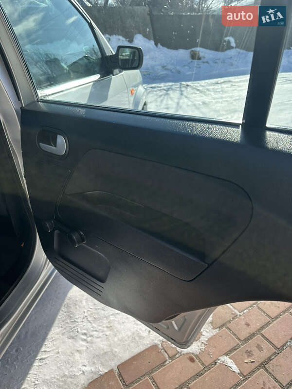 Хэтчбек Ford Fusion 2006 в Хороле