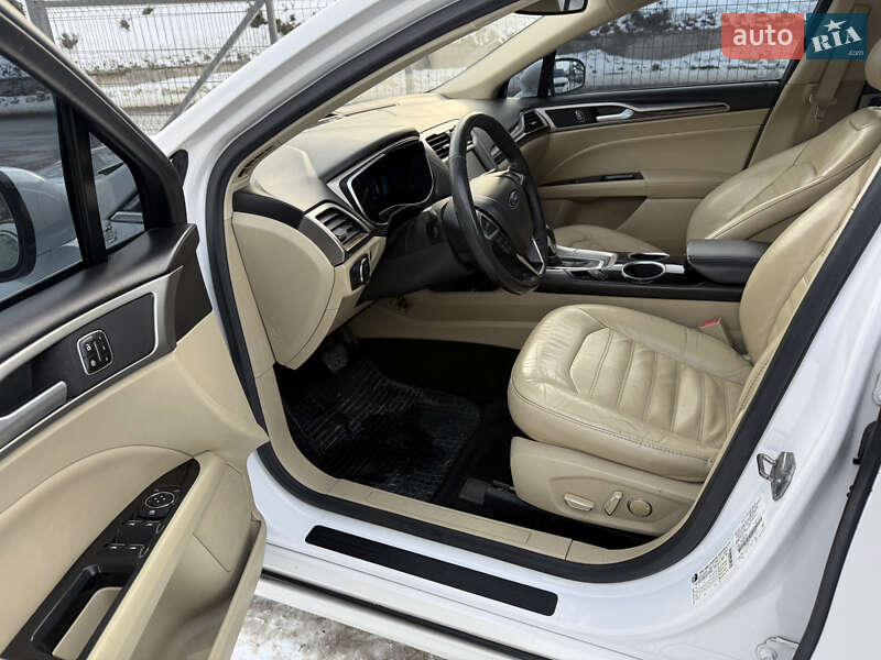 Седан Ford Fusion 2013 в Кременці