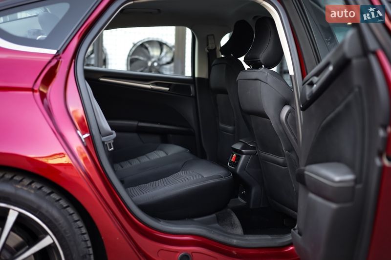 Седан Ford Fusion 2015 в Ужгороді