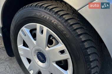 Хэтчбек Ford Fusion 2006 в Хороле