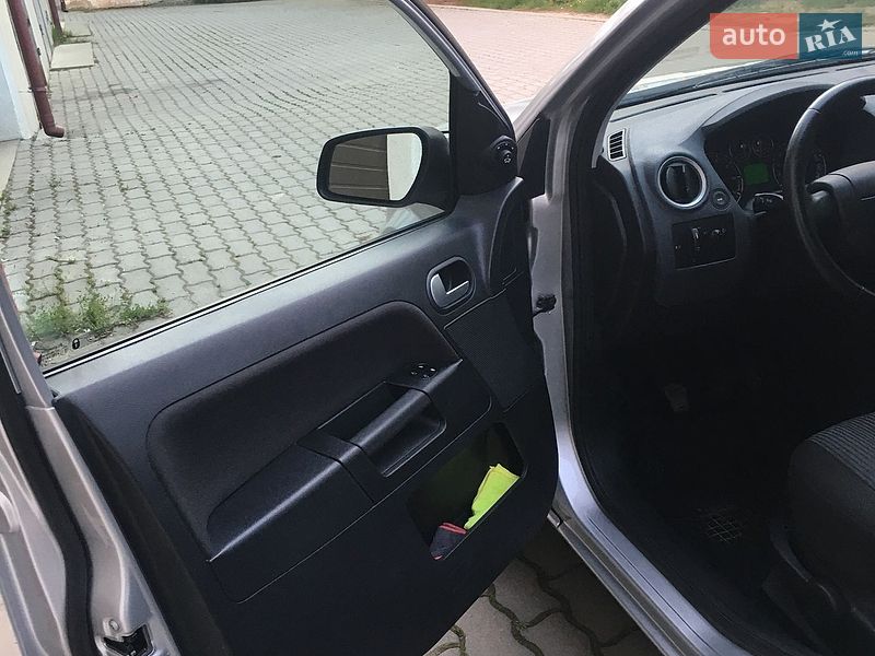 Хэтчбек Ford Fusion 2009 в Черновцах