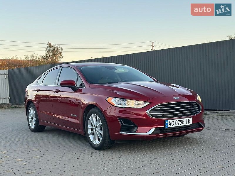 Седан Ford Fusion 2019 в Ужгороді