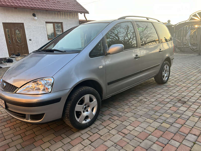 Минивэн Ford Galaxy 2004 в Новоселице