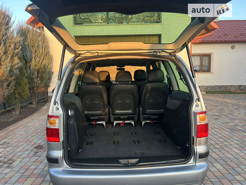 Минивэн Ford Galaxy 2004 в Новоселице