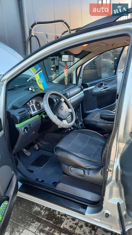 Мінівен Ford Galaxy 2004 в Ужгороді