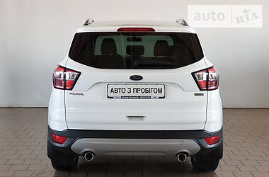 Позашляховик / Кросовер Ford Kuga 2017 в 