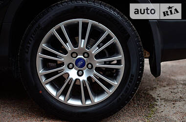Позашляховик / Кросовер Ford Kuga 2013 в 