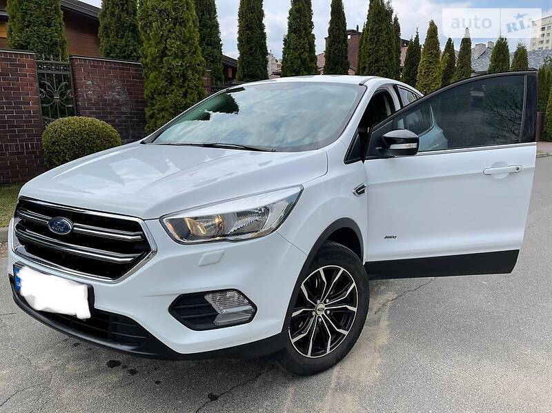 Внедорожник / Кроссовер Ford Kuga 2017 в 
