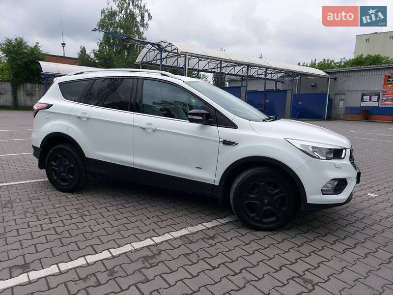 Внедорожник / Кроссовер Ford Kuga 2017 в Хмельницком