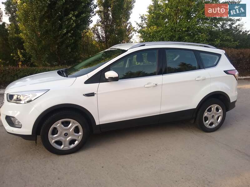 Позашляховик / Кросовер Ford Kuga 2017 в Вараші