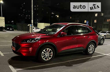 Позашляховик / Кросовер Ford Kuga 2020 в 