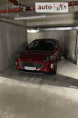 Позашляховик / Кросовер Ford Kuga 2020 в 