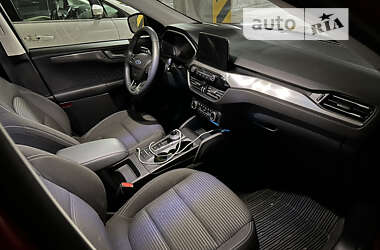 Позашляховик / Кросовер Ford Kuga 2020 в 