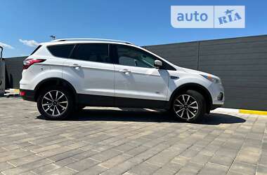 Внедорожник / Кроссовер Ford Kuga 2017 в Ирпене