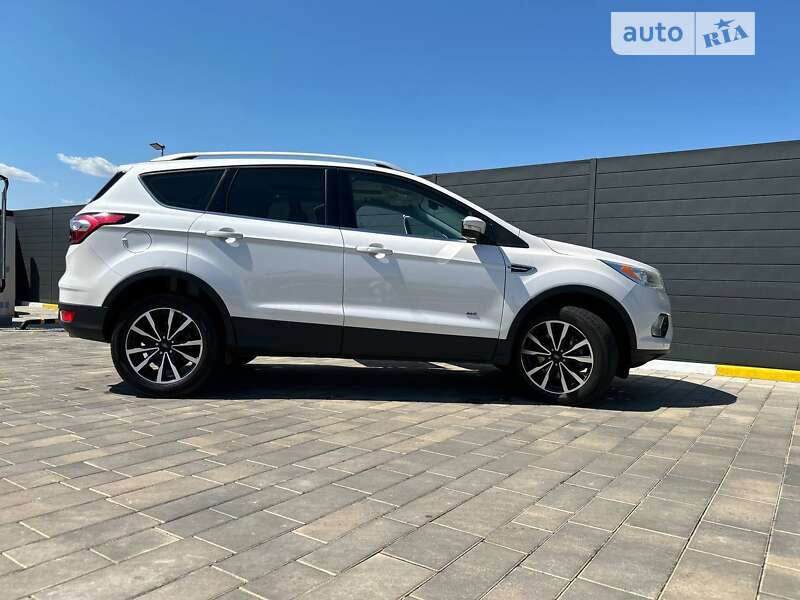 Внедорожник / Кроссовер Ford Kuga 2017 в Ирпене