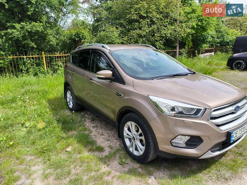Позашляховик / Кросовер Ford Kuga 2019 в Чернівцях