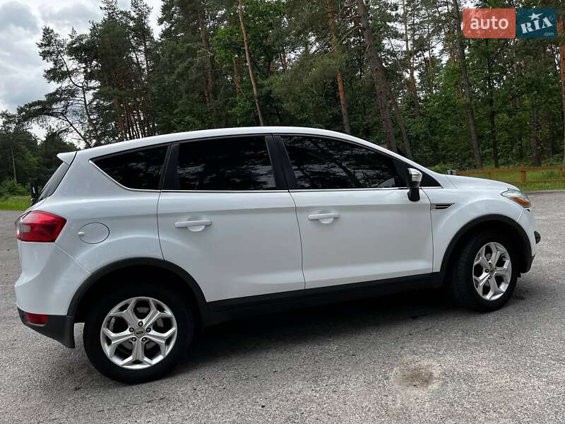 Внедорожник / Кроссовер Ford Kuga 2011 в Великих Мостах