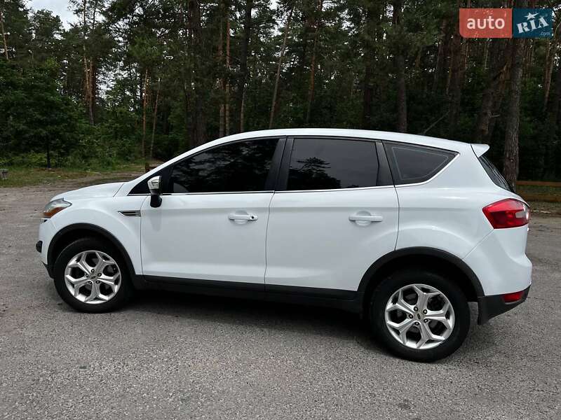 Внедорожник / Кроссовер Ford Kuga 2011 в Великих Мостах
