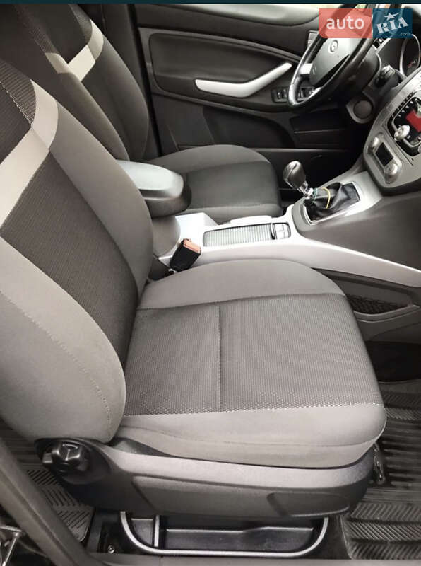 Внедорожник / Кроссовер Ford Kuga 2012 в Николаеве