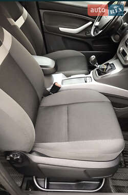 Внедорожник / Кроссовер Ford Kuga 2012 в 