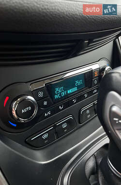 Внедорожник / Кроссовер Ford Kuga 2015 в 