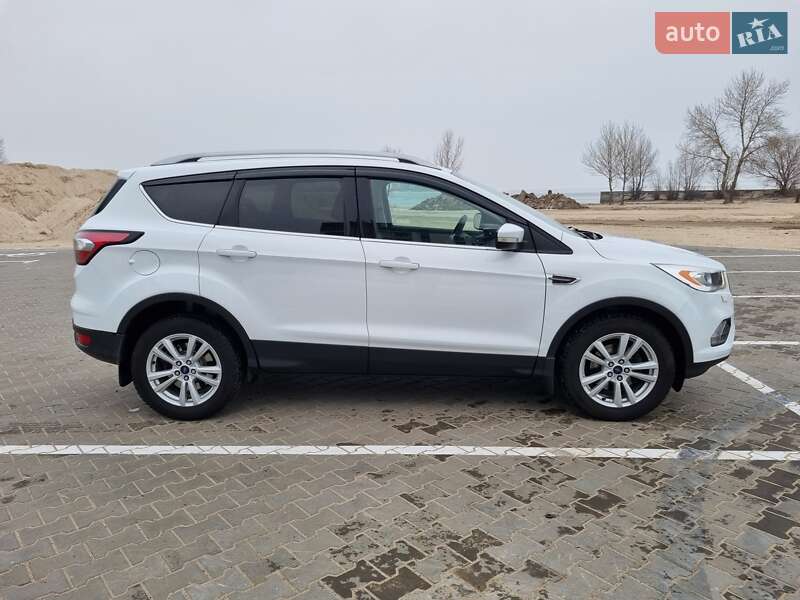 Внедорожник / Кроссовер Ford Kuga 2016 в Черкассах