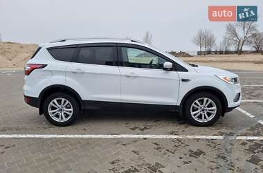 Внедорожник / Кроссовер Ford Kuga 2016 в 