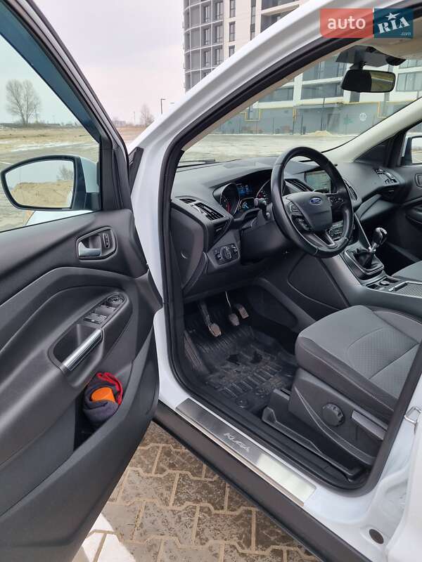 Внедорожник / Кроссовер Ford Kuga 2016 в Черкассах