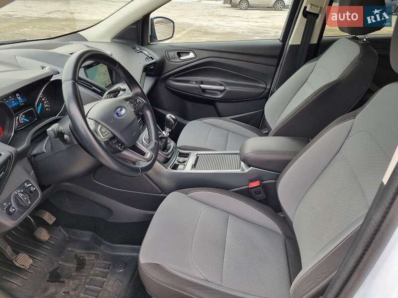 Внедорожник / Кроссовер Ford Kuga 2016 в Черкассах