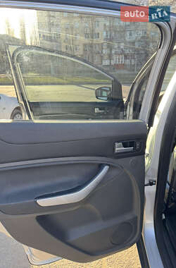 Внедорожник / Кроссовер Ford Kuga 2012 в 