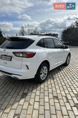 Позашляховик / Кросовер Ford Kuga 2022 в 