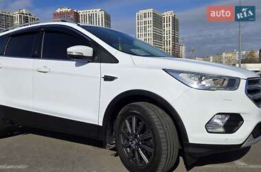 Позашляховик / Кросовер Ford Kuga 2018 в Києві