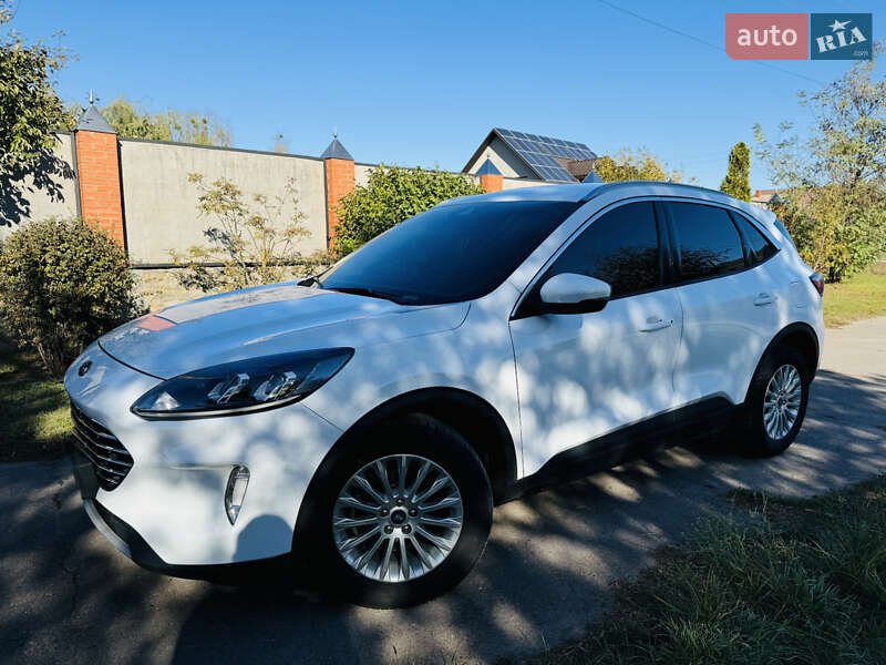 Позашляховик / Кросовер Ford Kuga 2021 в Ромнах