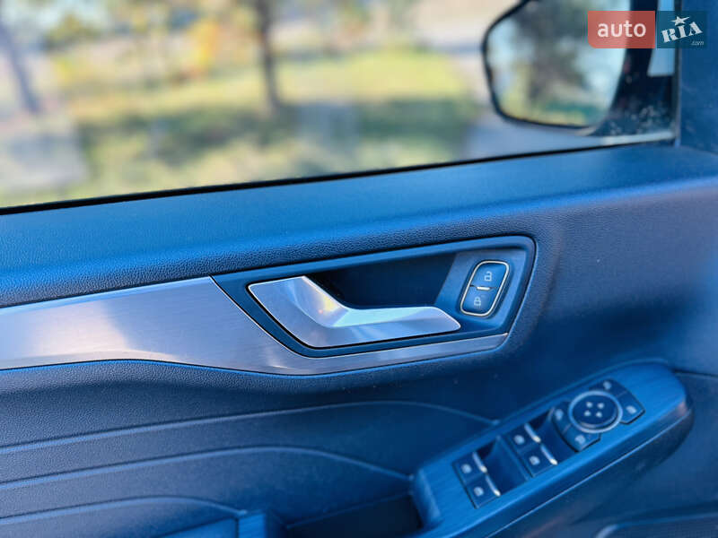 Позашляховик / Кросовер Ford Kuga 2021 в Ромнах