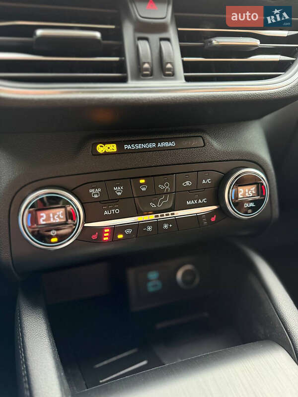Позашляховик / Кросовер Ford Kuga 2020 в 