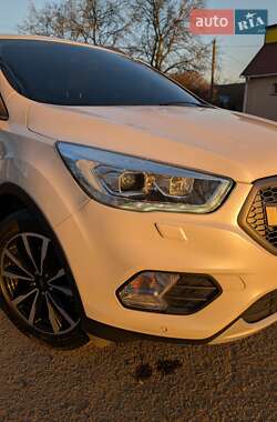 Внедорожник / Кроссовер Ford Kuga 2017 в 