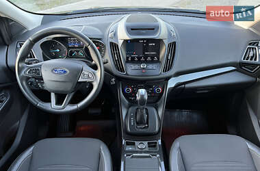 Позашляховик / Кросовер Ford Kuga 2019 в 
