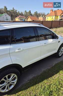 Позашляховик / Кросовер Ford Kuga 2019 в 