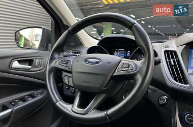 Позашляховик / Кросовер Ford Kuga 2017 в 