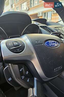 Позашляховик / Кросовер Ford Kuga 2015 в 