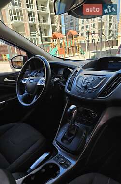 Позашляховик / Кросовер Ford Kuga 2015 в 