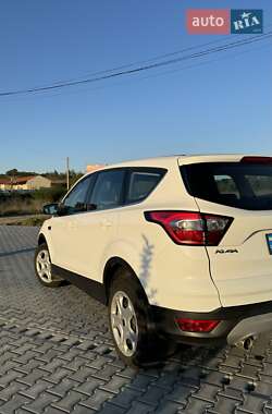Позашляховик / Кросовер Ford Kuga 2019 в 