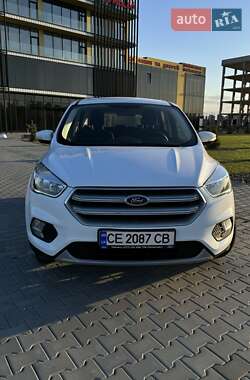 Позашляховик / Кросовер Ford Kuga 2019 в 