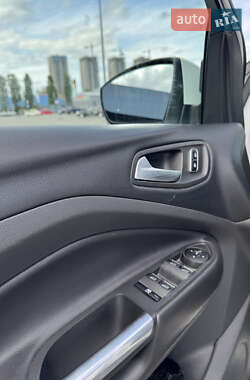 Внедорожник / Кроссовер Ford Kuga 2013 в 